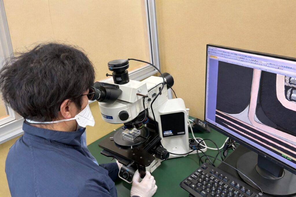 アイテス熊本事業所の光学顕微鏡観察